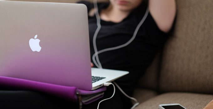 Minori in rete, il 17% dei genitori non si sente preparato per aiutare i figli a proteggere la loro privacy online