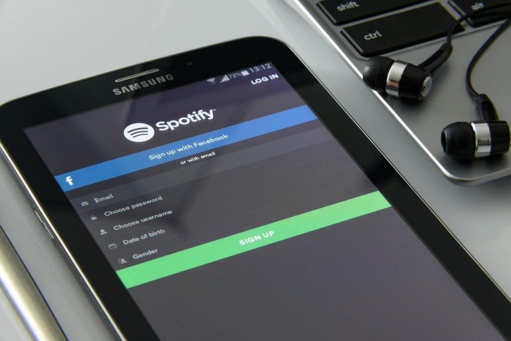 Spotify vuole ascoltare i nostri dialoghi e perfino i rumori di fondo per proporci le canzoni più adatte al nostro umore