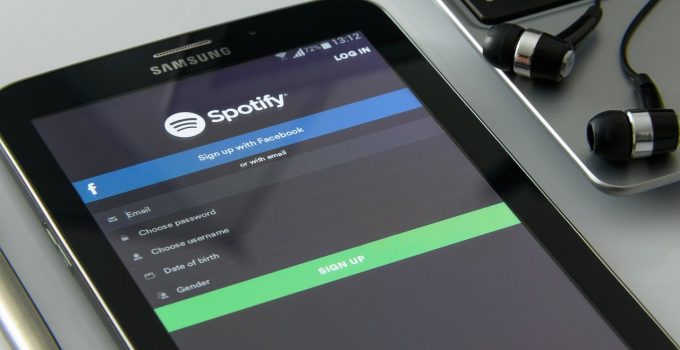 Spotify vuole ascoltare i nostri dialoghi e perfino i rumori di fondo per proporci le canzoni più adatte al nostro umore