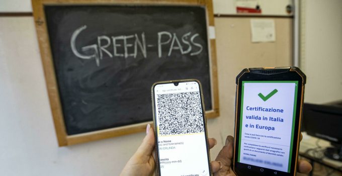 Garante privacy: via libera alle nuove modalità di verifica del green pass nelle scuole