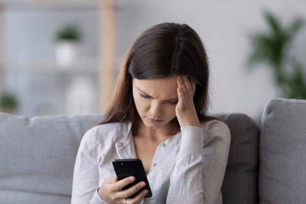 La finanziaria invia un sms di sollecito al coniuge di un cliente in ritardo con i pagamenti. Sanzione del Garante per violazione della privacy